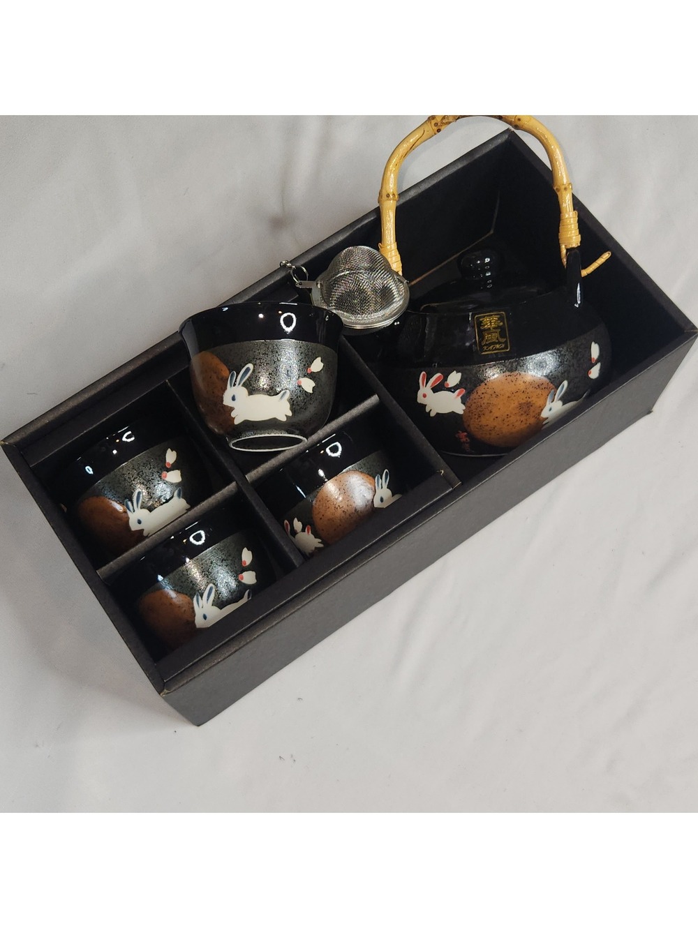 Rabbit design tea set with teapot and cups